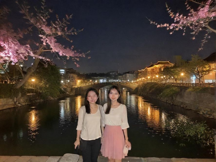 夜场桑拿会所的霓虹灯光外观