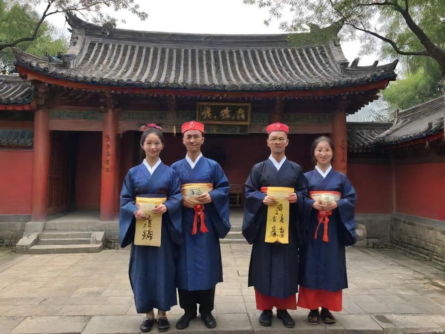 百花丛论坛qm社区成员在城市休闲区交流互动