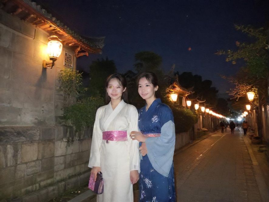 夜色下的高端休闲会所入口