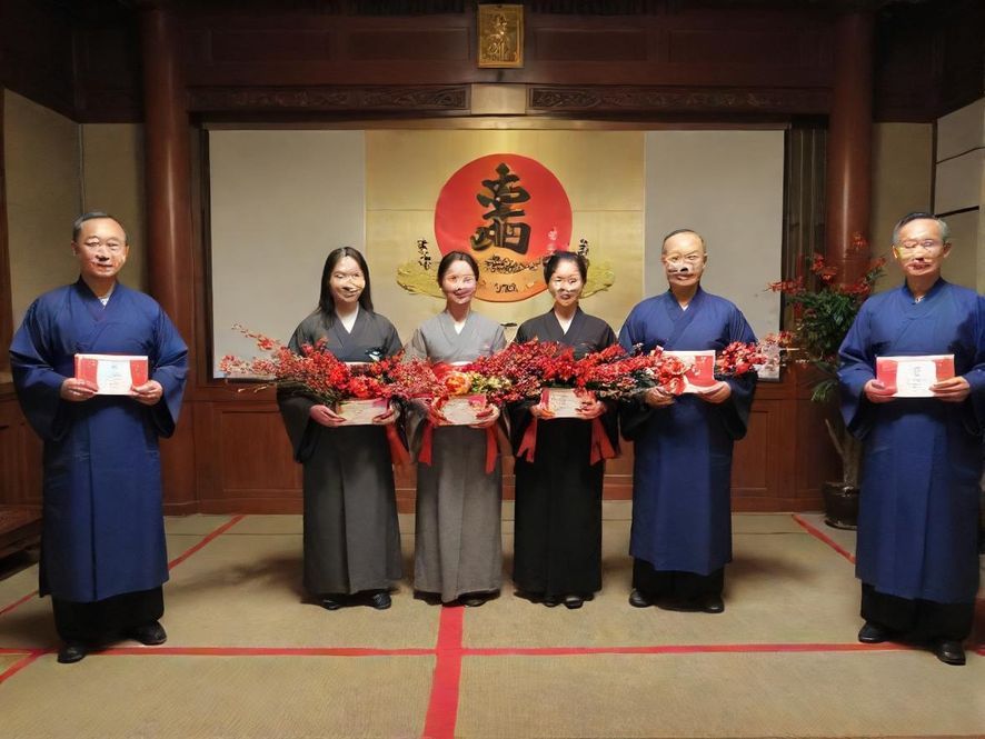 一位气质优雅的都市女性在高级休闲会所中,侧颜展现其魅力与放松姿态