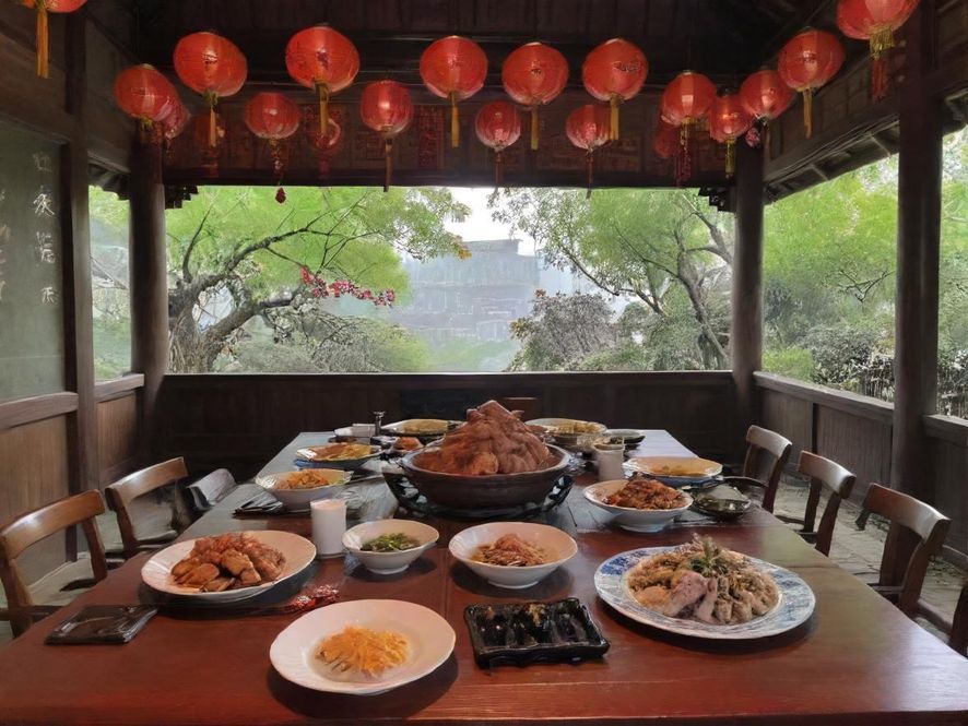 从高处俯瞰豪华会所的休息区,宽敞的室内空间,装饰奢华,营造出高级而私密的氛围。