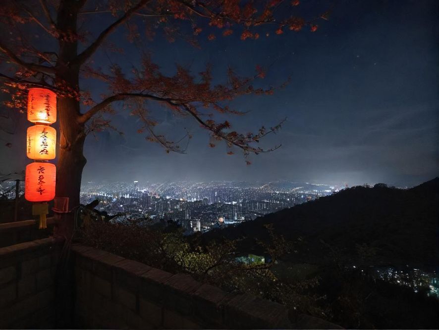 一群年轻人在时尚的酒吧里举杯欢庆,背景是璀璨的都市夜景,充满活力。