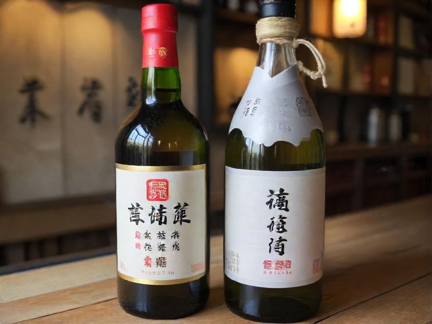 上海后花园419的隐秘酒吧，柔和灯光下人们享受着特调饮品。