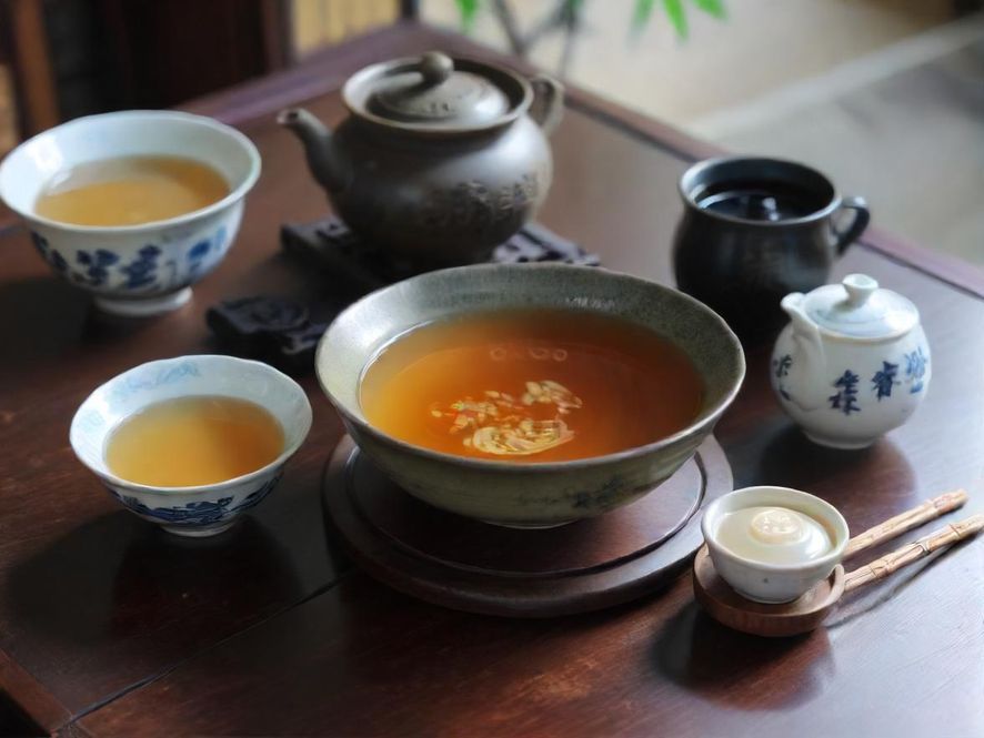 广州私人会所内,一套精致的茶具在柔和灯光下,营造出宁静的茶艺品鉴氛围