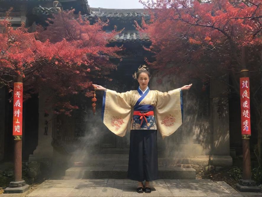 深圳一家现代化桑拿会所的豪华内部,暖色灯光营造出温馨舒适的氛围